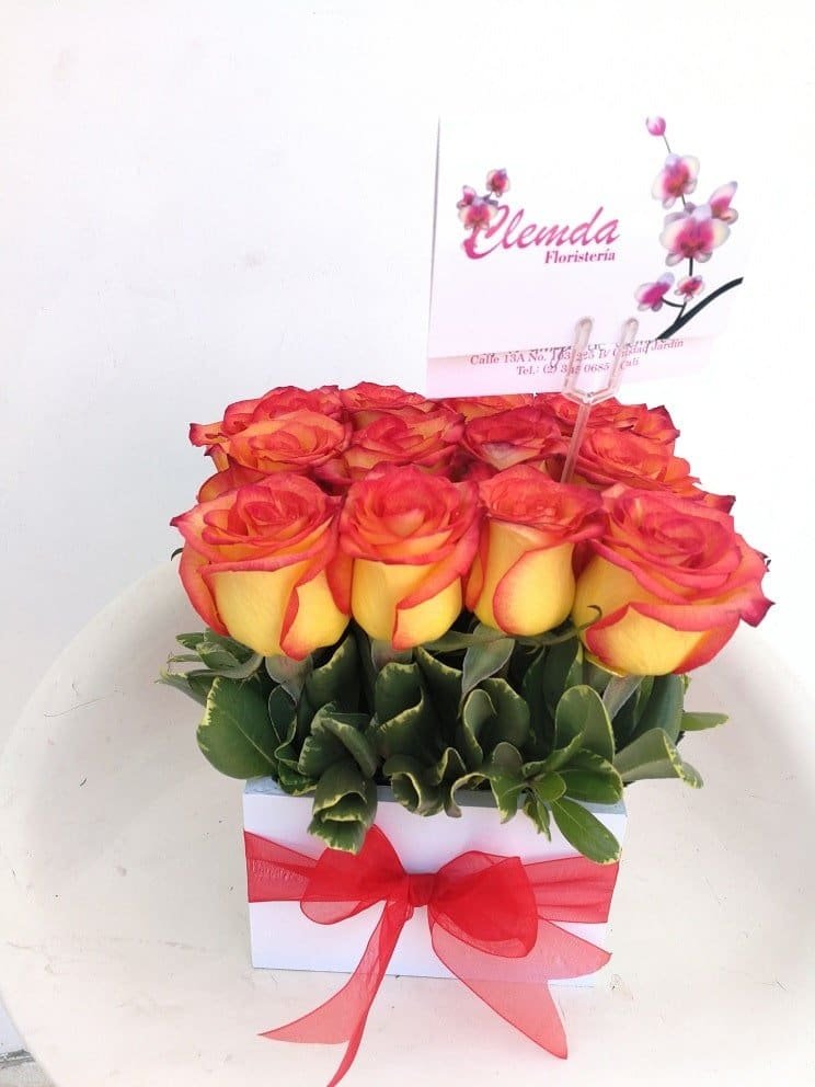 Caja de Rosas x12 - Floristeria en Cali - Clemda